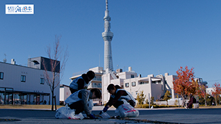 【スポGOMI】排水溝の隙間にあるごみを拾う男女チーム１
