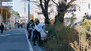 【スポGOMI】道路脇の植え込みにポイ捨てされたごみを拾う男女チーム１