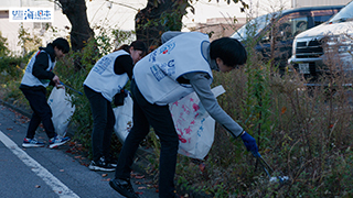 【スポGOMI】道路脇の植え込みにポイ捨てされたごみを拾う男女チーム２