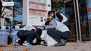 【スポGOMI】自動販売機の下に隠れていたごみを拾う男女チーム