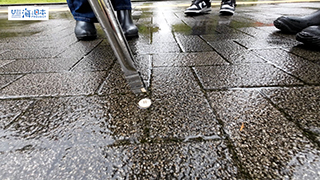 【スポGOMI】雨の中トングでプラスチックごみを拾う