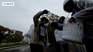 【スポGOMI】雨の中 道に落ちているごみを拾って分別する高校生チーム