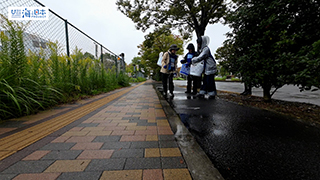 【スポGOMI】雨の中 拾ったごみを分別する高校生チーム１