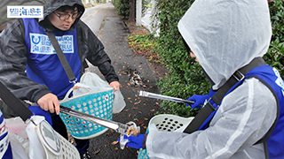 【スポGOMI】雨の中 拾ったごみを分別する高校生チーム２