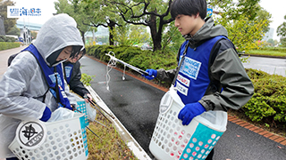 【スポGOMI】雨の中 拾ったごみを分別する高校生チーム３