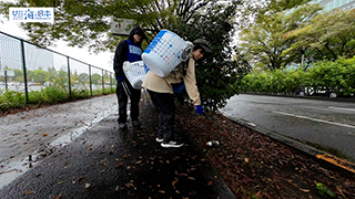 【スポGOMI】雨の中ポイ捨てされた空き缶を拾う高校生チーム