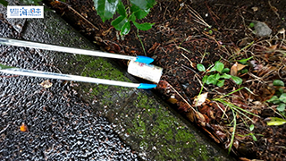 【スポGOMI】雨の中ポイ捨てされた空き缶をトングで拾う