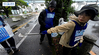 【スポGOMI】雨の中 ごみを拾って分別する高校生チーム１