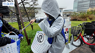 【スポGOMI】雨の中 ごみを拾って分別する高校生チーム２