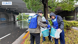 【スポGOMI】雨の中 植え込みでごみ拾いをする高校生チーム