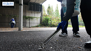 【スポGOMI】ポイ捨てされたたばこの吸い殻をトングで拾う高校生
