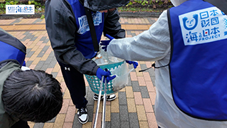 【スポGOMI】たばこの吸い殻を拾って分別する高校生チーム