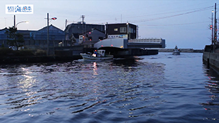 【漁港】富山県 黒部漁港 可動橋と漁船２