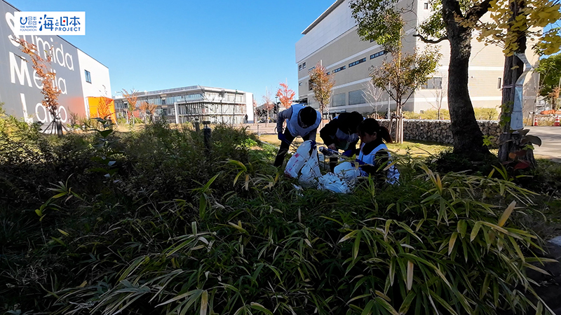【スポGOMI】植え込みにポイ捨てされたごみを拾う男女チーム３