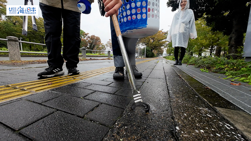 【スポGOMI】雨の中トングでごみを拾う高校生チーム