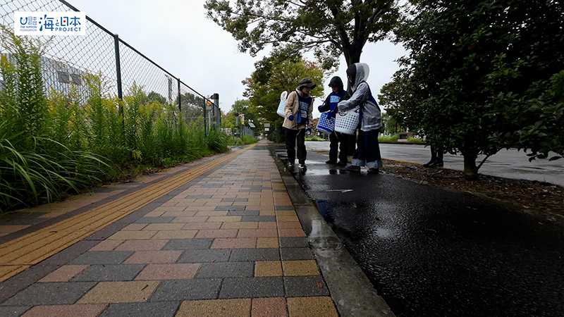 【スポGOMI】雨の中 拾ったごみを分別する高校生チーム１