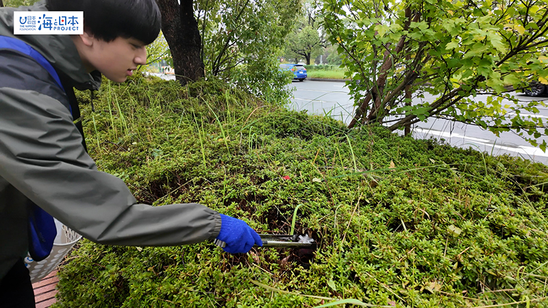 【スポGOMI】植え込みにポイ捨てされたペットボトルを拾う男子高校生